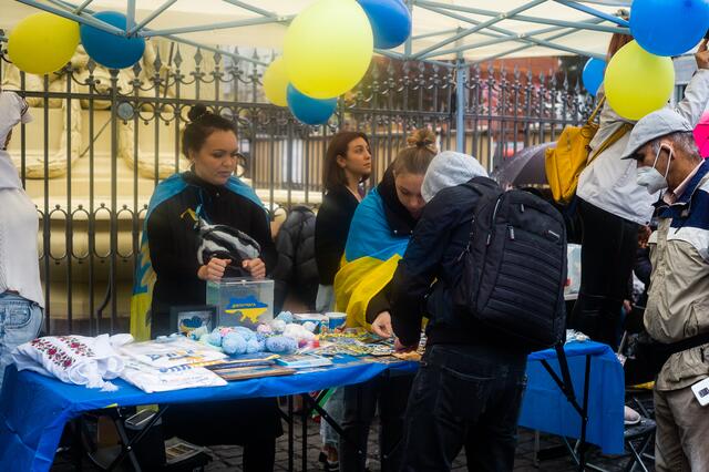 Der Erlös aus dem Verkauf von Souveniers wird für humanitäre Zwecke in der Ukraine verwendet.   | Foto: Christian Gaier