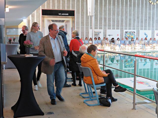 Umrundung des Beckens mit Erklärungen der Funde | Foto: Brigitte Melder