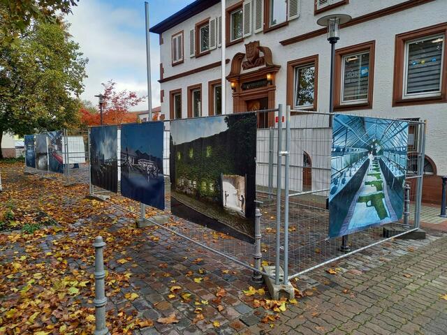 Am vergangenen Sonntag wurde am Rathaus feierlich die eindrucksvolle Fotoausstellung „Krieg und Frieden“ des bekannten Fotografen Thomas Brenner eröffnet, die dort noch bis zum 4. November zu sehen sein wird | Foto: Sandra Faß