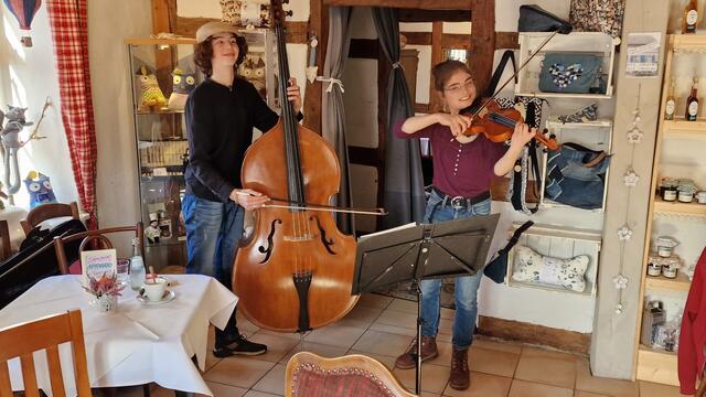 Die Geschwister Johanna und Paul Horn sorgten für den musikalischen Rahmen beim ersten Erzählcafé | Foto: Ralf Vester