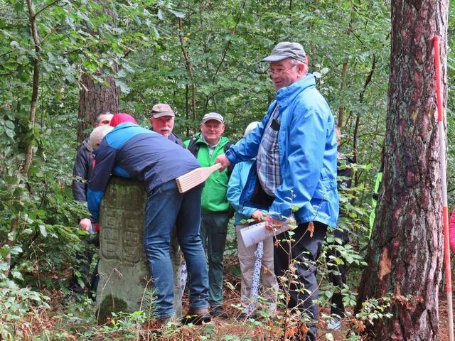 Bei der Gemarkungswanderung zu den Ortsgrenzen von Erfenbach wurde an den Grenzsteinen selbstverständlich dem alten Brauchtum des "Pritschens" gefrönt | Foto: Heimatverein Erfenbach