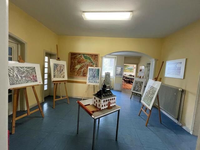 Paul-Peter Götz hat zudem die Möglichkeit bekommen, die Arbeiten des Erfenbacher Grafikers Prof. Siegfried Bauer der Öffentlichkeit zu zeigen. Diese sind in der ehemaligen Schuhmacherei Werth (gegenüber vom Rathaus) und im Rathaus zu besichtigen. | Foto: Sandra Faß