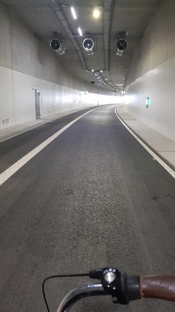 Bei der "Probefahrt" mit dem Rad durch den Tunnel. Im Blick sind hier die Lüfter, die zu einer Verzögerung der Eröffnung führten | Foto: jowapress.de