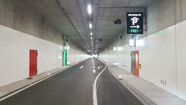 Eine durchgehende Spur, dazu die Spur, die ins Parkhaus Ettlinger Tor führt | Foto: jowapress.de