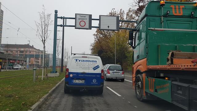 "Tunnel gesperrt": Dadurch kam es in den vergangenen Monaten zu massiven Staus auf und entlang der Kriegsstraße | Foto: Archiv jowapress.de