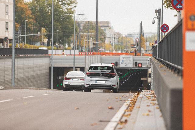 Die ersten Fahrzeuge fahren in den Tunnel | Foto: Paul Gärtner/KVV