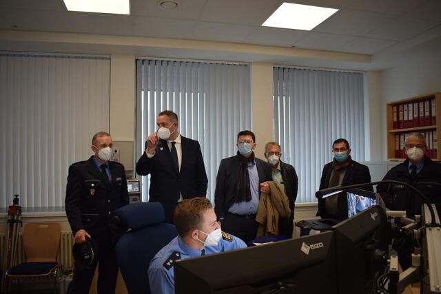 Leiter der Polizeiinspektion Ralf Burkhard (li.) führte durch die neuen Räumlichkeiten | Foto: B. Bender