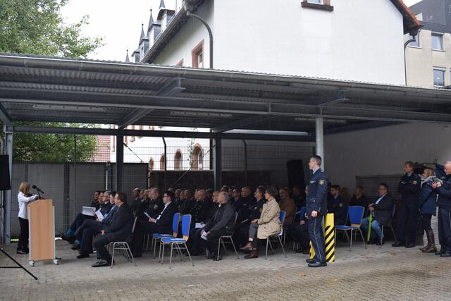 Die "Polizeifamilie" und Gäste bei den Feierlichkeiten unterm neuen Carport | Foto: B. Bender