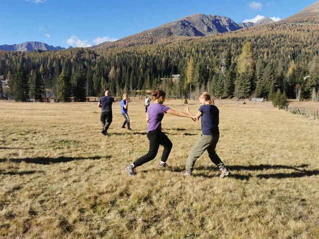 Freie Partnerübung vor Bergpanorama