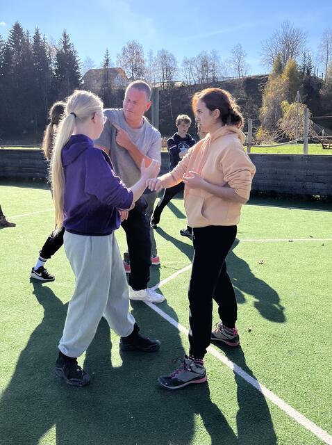 Sensei C.Dahmen erläutert die richtige Haltung in der Übung | Foto: Pa