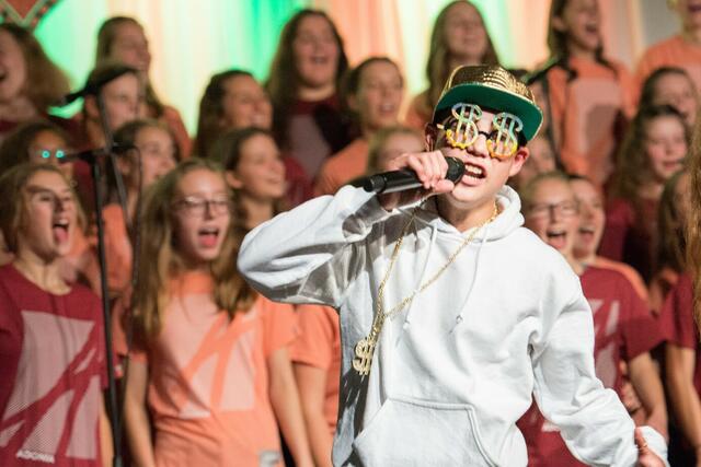 Das Adonia-Team führt ein modernes Musical zum biblischen Gleichnis des hartherzigen Schuldners auf | Foto: Adonia