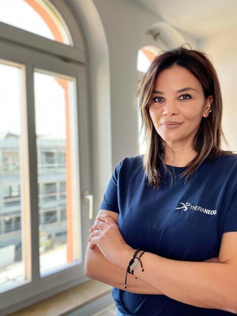 Diplom-Betriebswirtin Evi Strataki  leitet seit 2019 Theraneos gemeinsam mit dem Physiotherapeuten Eleftherios Konstantakis | Foto: Theraneos