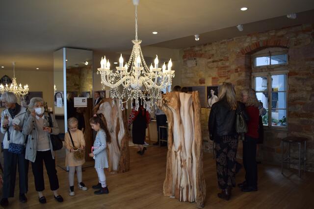 Familiäre Atmosphäre in der Kunstgalerie