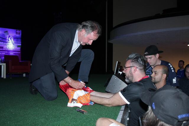 Kulttrainer Peter Neururer erfüllte noch Autogrammwünsche (Foto Michael Geiger)