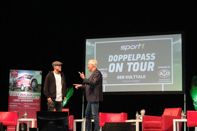 Marcel Seegert (links) wird von Rudi Brückner begrüßt (Foto Michael Sonnick)