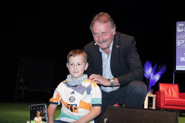 Kulttrainer Peter Neururer mit dem jüngsten Zuschauer (Foto Michael Geiger)