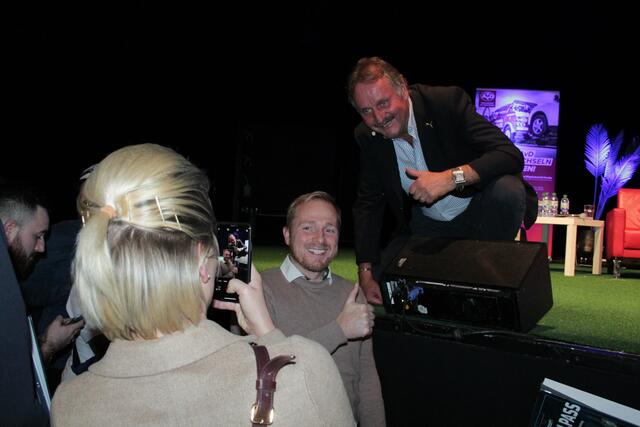 Kulttrainer Peter Neururer erfüllte auch Fotowünsche (Foto Michael Sonnick)