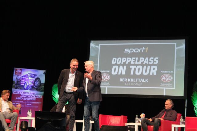 Kulttrainer Peter Neururer (links) wird von Rudi Brückner begrüßt (Foto Michael Sonnick)