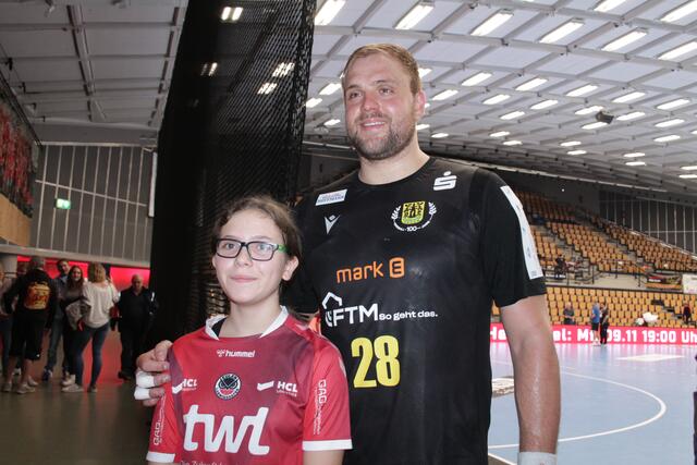 Der ehemalige Eulen-Spieler Frederic Stüber erfüllte nach der Partie Fotowünsche (Foto Michael Sonnick)