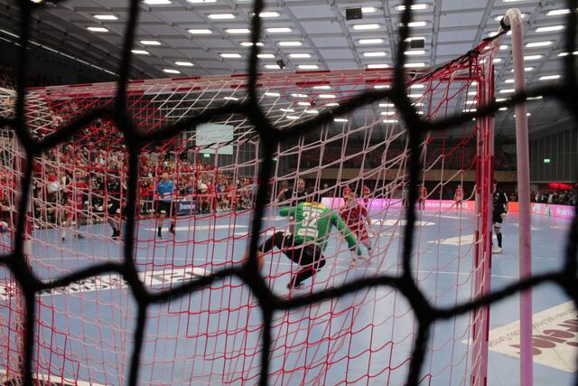 Tim Schaller erzielt mit dem Siebenmeter den 34:33-Siegtreffer (Foto Michael Sonnick)