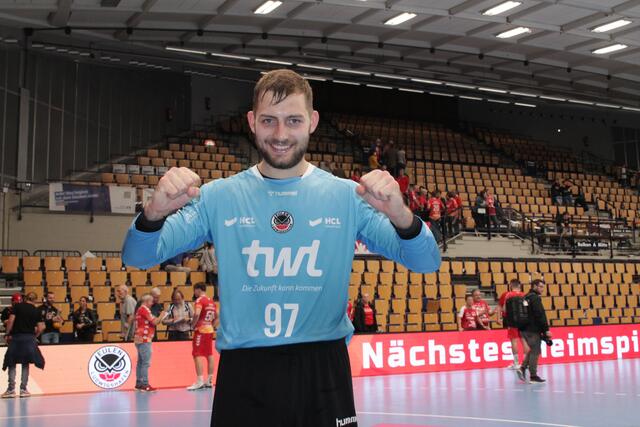 Eulen-Torwart Ziga Urbic jubelt nach dem zweiten Heimsieg (Foto Michael Sonnick)
