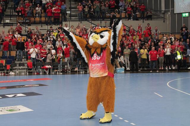 Auch das Eulen-Maskottchen jubelte nach dem Krimi (Foto Michael Sonnick)