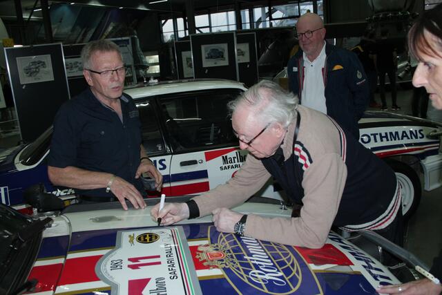 Rauno Aaltonen signiert sein ehemaliges Opel Rallye-Auto (Foto Michael Sonnick)