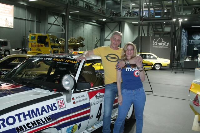 Ralf Antweiler mit seiner Frau vor seinem Opel Ascona 400 (Foto Michael Sonnick)