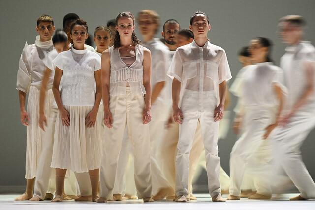 Davide Benigni, Carlotta Squeri, Yura Wanga, Emelie Anna Söderström, Teade Abma, Salvatore Nicolosi, Yan Jun Chin und Tanzensemble | Foto: Pfalztheater/Etter 