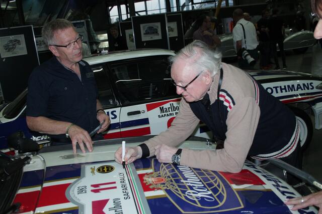 Rauno Aaltonen signiert sein ehemaliges Opel Rallye-Auto (Foto Michael Sonnick)