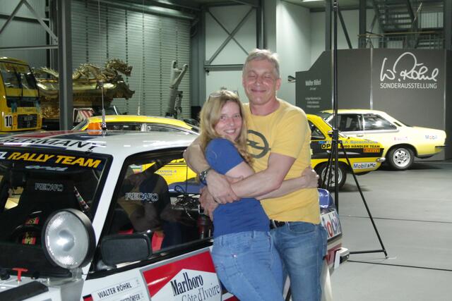 Ralf Antweiler mit seiner Frau vor seinem Opel Ascona 400 (Foto Michael Sonnick)