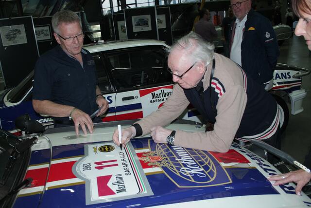 Rauno Aaltonen signiert sein ehemaliges Opel Rallye-Auto (Foto Michael Sonnick)