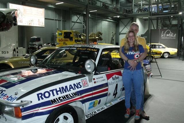 Ralf Antweiler mit seiner Frau vor seinem Opel Ascona 400 (Foto Michael Sonnick)