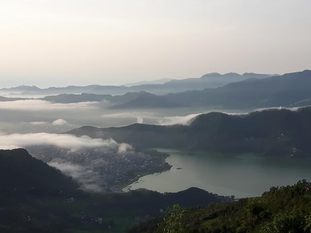 Unterwegs in Nepal; die Kette der Berge rund um Pokhara - beim Blick von Sarangkot | Foto: jowapress.de