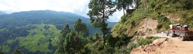 Unterwegs in Nepal - enge Straßen neben tiefen Schluchten | Foto: jowapress.de