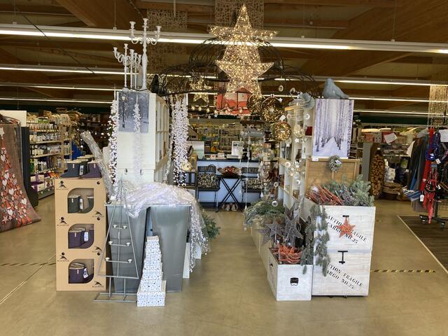 Der Landfuxx in Weilerbach führt die passende Adventsdeko und Weihnachtsdeko sowie die unterschiedlichsten Geschenk-Ideen. Das Sortiment ist groß - von Kissen über Kerzenhalter, Laternen, Weihnachtsengel, Deko-Ideen, Adventskränzen, X-Mas Ideen und mehr. | Foto: Claudia Bardon