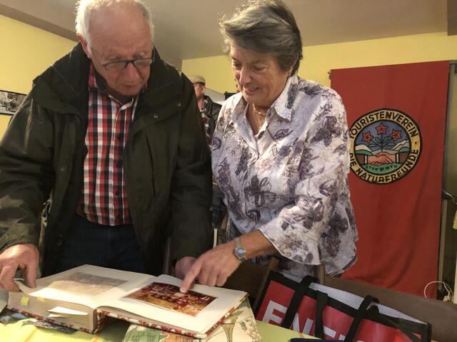 „Guck emol, wer do druff is!“ - „Geh mol her, do bischd uff dem Bild!“. So und so ähnlich verliefen viele Gespräche bei der Ausstellung zum 100jähriges Bestehen der Naturfreunde-Ortsgruppe Bad Dürkheim-Grethen am 29. Oktober | Foto: ps