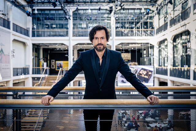 Porträt von Ole Scheeren im ZKM | Foto: ZKM/Felix Grünschloß