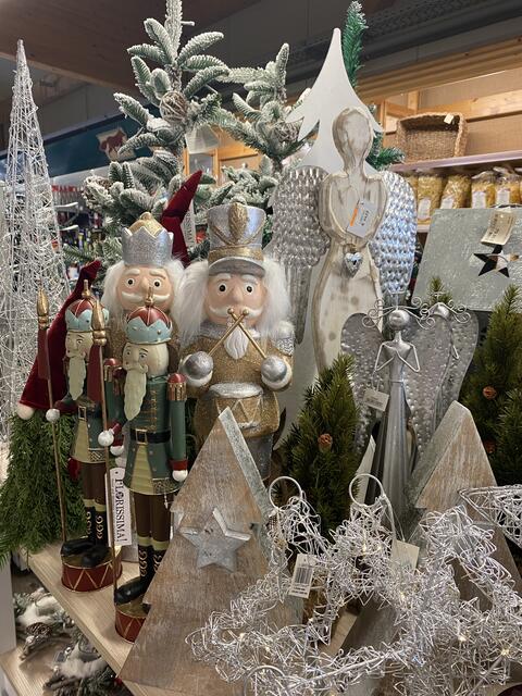 Bei der Adventsdeko wird auf jedes Detail geachtet - von Kerzen über Sterne, Teelichter, einem Drummer-Boy bis hin zu Kerzenständern und Schneemännern gibt es alles zu kaufen. Für jeden Weihnachtsfan ist etwas dabei. 
Das gilt natürlich auch für die Tischdeko oder die geschmückten Fenster zur Weihnachtszeit.
 | Foto: Claudia Bardon