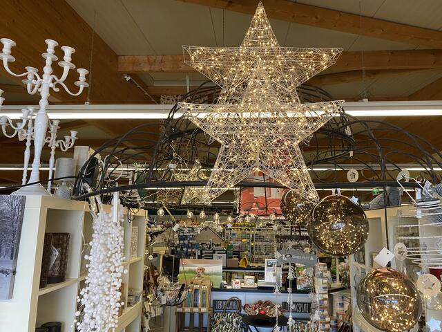 Bilder, Weihnachtsgirlanden, Geschenkboxen, Deko-Lichter (LED) und mehr | Foto: Claudia Bardon