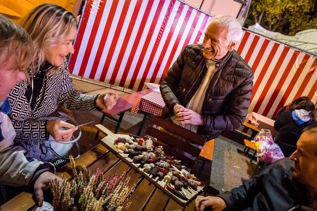 Etwas Süßes zum Abschluss der "Backstage-Tour": Ob Schokoladenfrüchte, glasierte Früchte oder Fruchtspezialitäten; Adi Gronen präsentierte eine große Fruchtplatte.  | Foto: Gustai/Pixelgrün