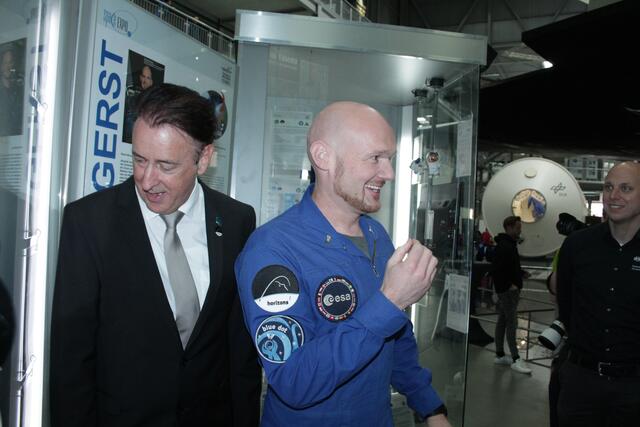 Kurator Gerhard Daum (links) und Astronaut Alexander Gerst (Foto Michael Sonnick)