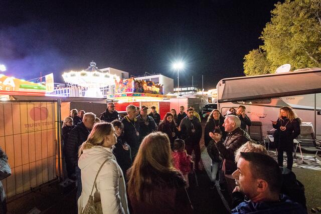 „Tour-Guide“ Adi Gronen erläutert bei „Just Fruit &amp; Fresh“ die Abläufe rund ums Reisen, unterwegs sein, Fuhrpark, Transport, Aufbauzeiten, Einkäufe, Aufbau und Ausstattung eines Verkaufsgeschäfts | Foto: Gustai/Pixelgrün