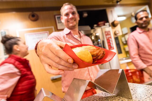 Leckeres gab es auf der Mess' - hier am „Thüringer Häusle“ | Foto: Gustai/Pixelgrün