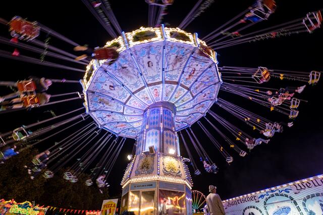 Das traditionelle Kettenkarussell gibt’s natürlich auch in Karlsruhe, dazu neu interpretiert als „Bayerischer Wellenflug“.  | Foto: Gustai/Pixelgrün