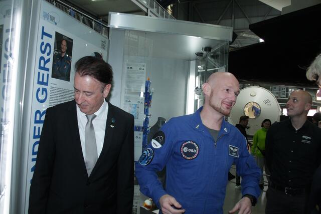 Kurator Gerhard Daum (links) und Astronaut Alexander Gerst (Foto Michael Sonnick)