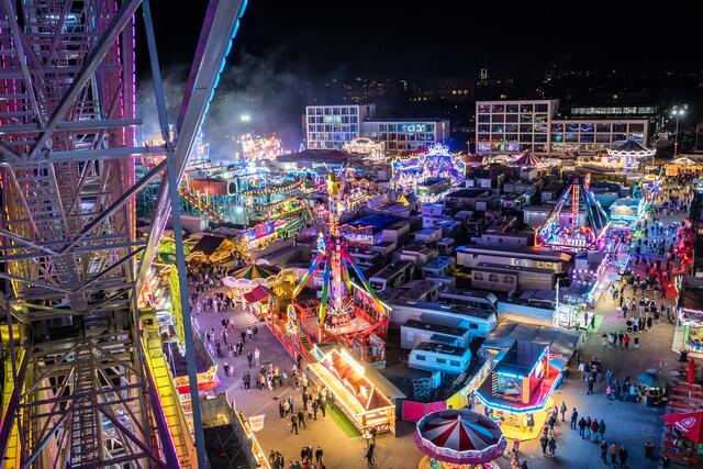 Vom Riesenrad aus gibt's tollen Überblick über die Mess‘ und Karlsruhe  | Foto: Gustai/Pixelgrün