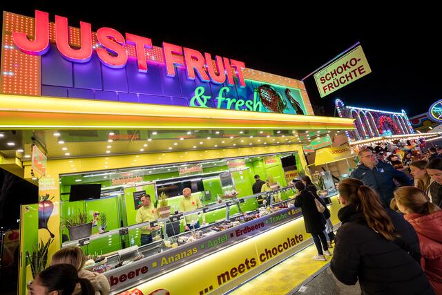 Ob Schokoladenfrüchte, glasierte Früchte oder Fruchtspezialitäten: Bei „Just Fruit &amp; Fresh“ ist man zu diesem Thema immer richtig. Trotz großer Vielfalt im Angebot sind Erdbeer-Spieße mit Vollmilch der Renner | Foto: Gustai/Pixelgrün