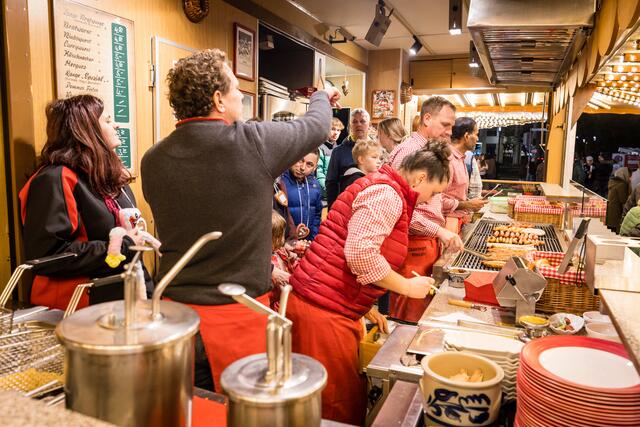 Benjamin Lindig (vorne) vom „Thüringer Häusle“ zeigte die Abläufe vom frischen und regionalen Einkauf über die Lagerung im Kühlwagen bis zum Grill  | Foto: Gustai/Pixelgrün