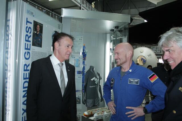 Kurator Gerhard Daum (links) und Astronaut Alexander Gerst (Foto Michael Sonnick)